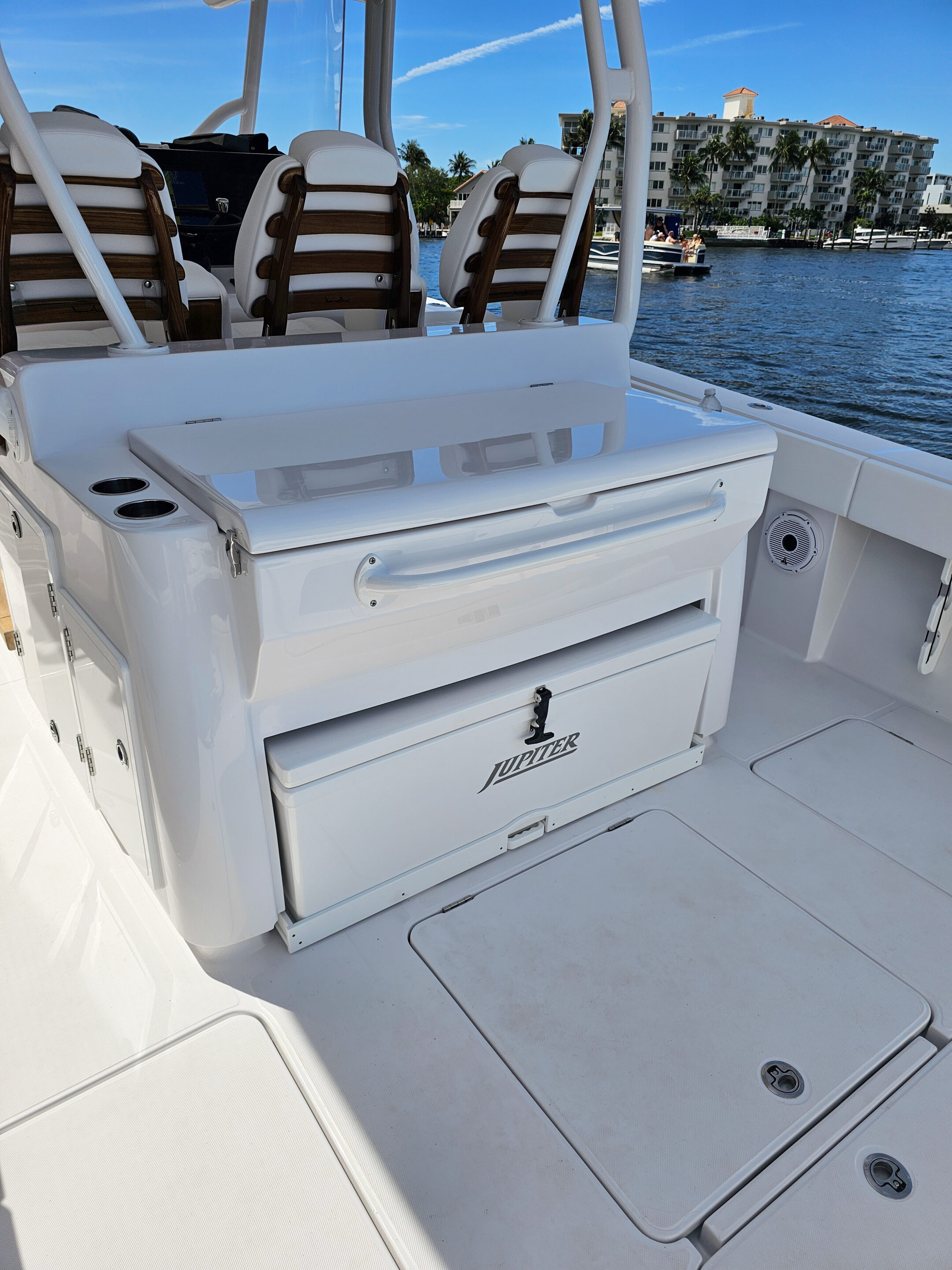 Jupiter 40 Custom Bar